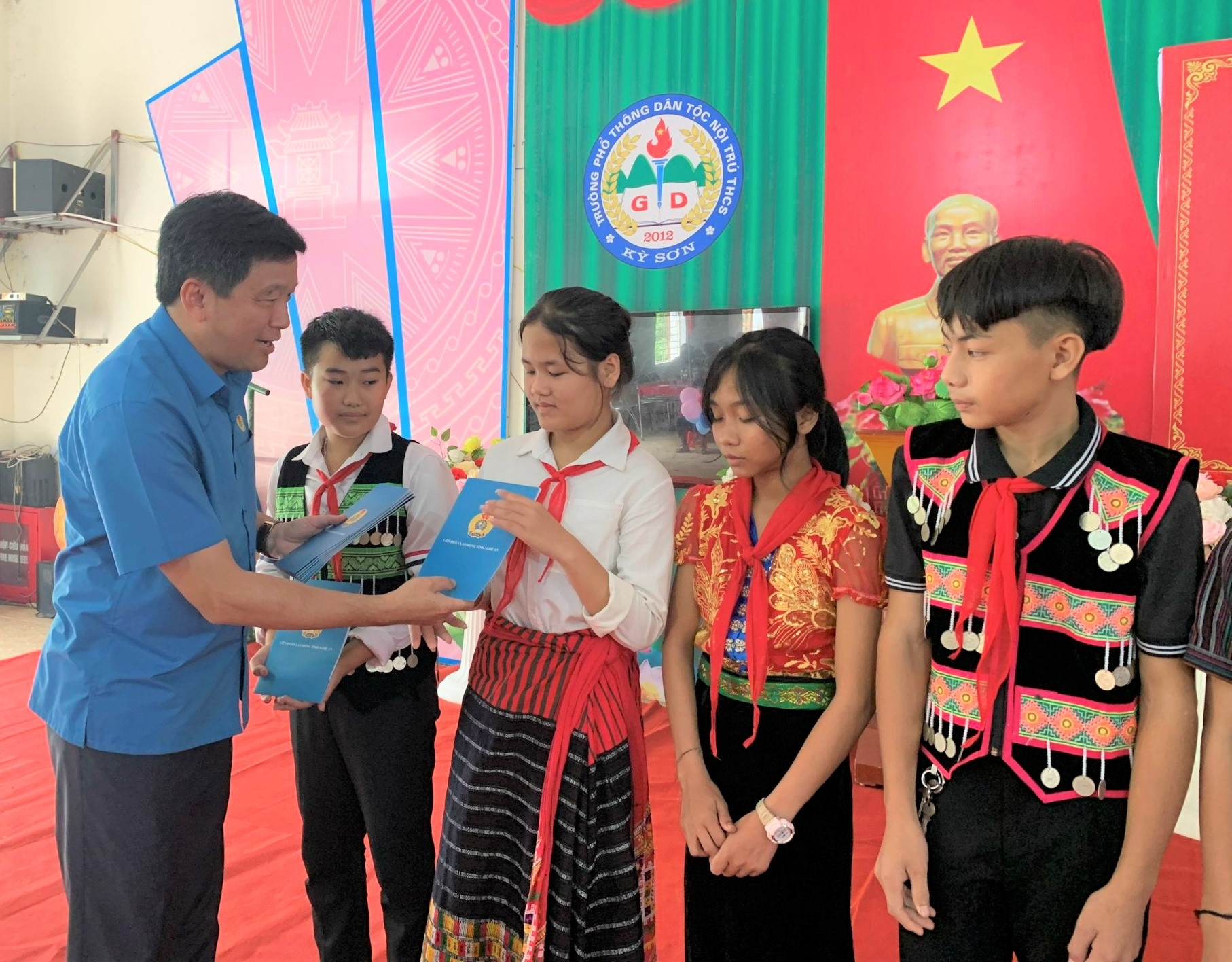 LĐLĐ tỉnh Nghệ An tổ chức 3 đoàn công tác trao quà cho học sinh có hoàn cảnh khó khăn