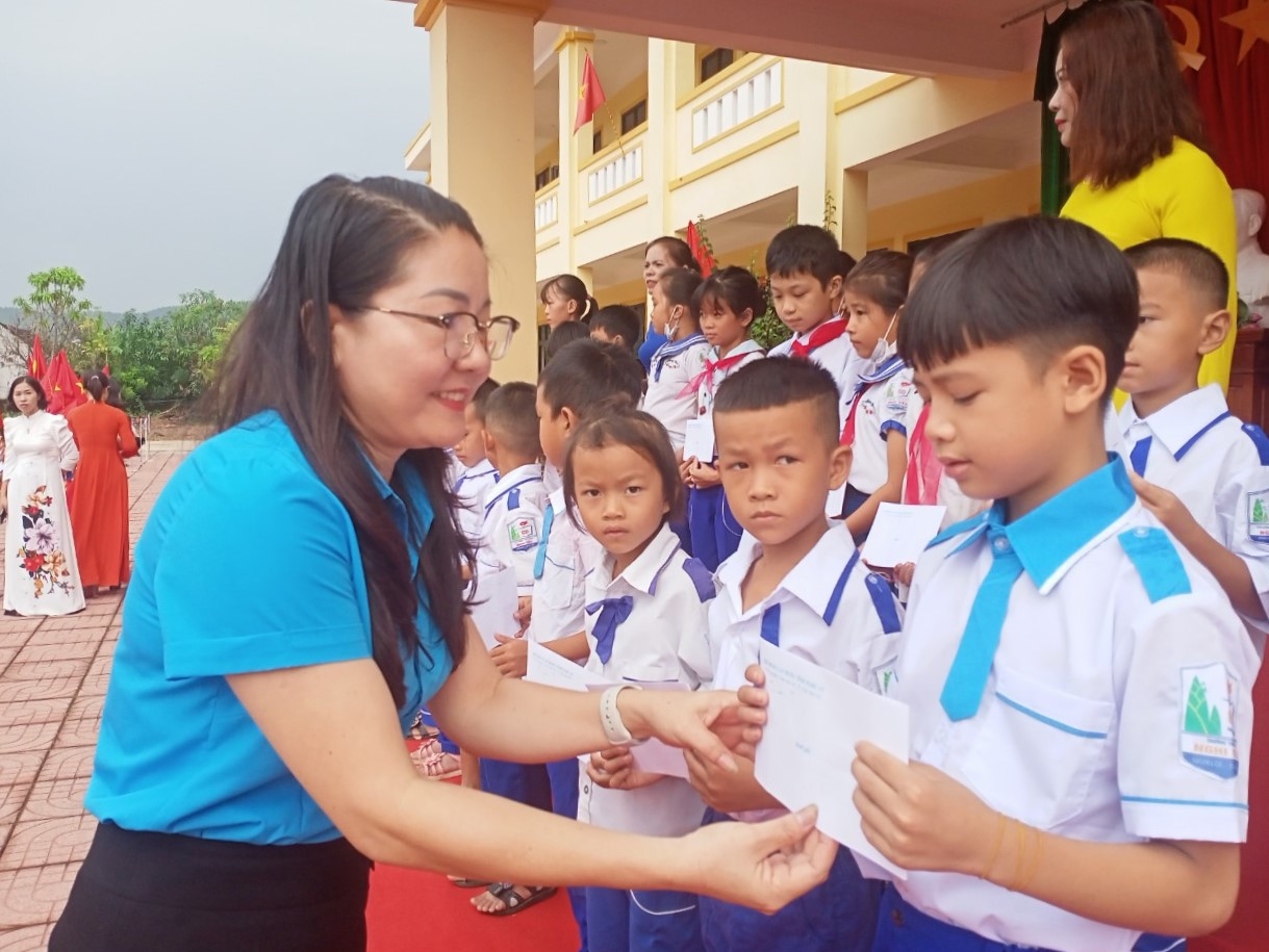 LĐLĐ tỉnh Nghệ An tổ chức 3 đoàn công tác trao quà cho học sinh có hoàn cảnh khó khăn