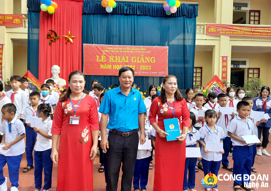LĐLĐ tỉnh Nghệ An tổ chức 3 đoàn công tác trao quà cho học sinh có hoàn cảnh khó khăn