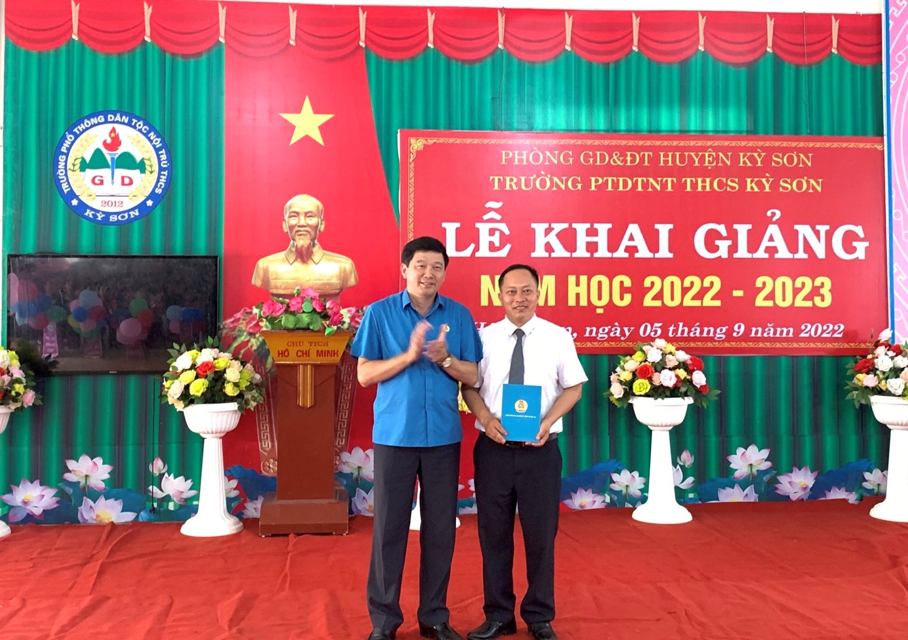 LĐLĐ tỉnh Nghệ An tổ chức 3 đoàn công tác trao quà cho học sinh có hoàn cảnh khó khăn