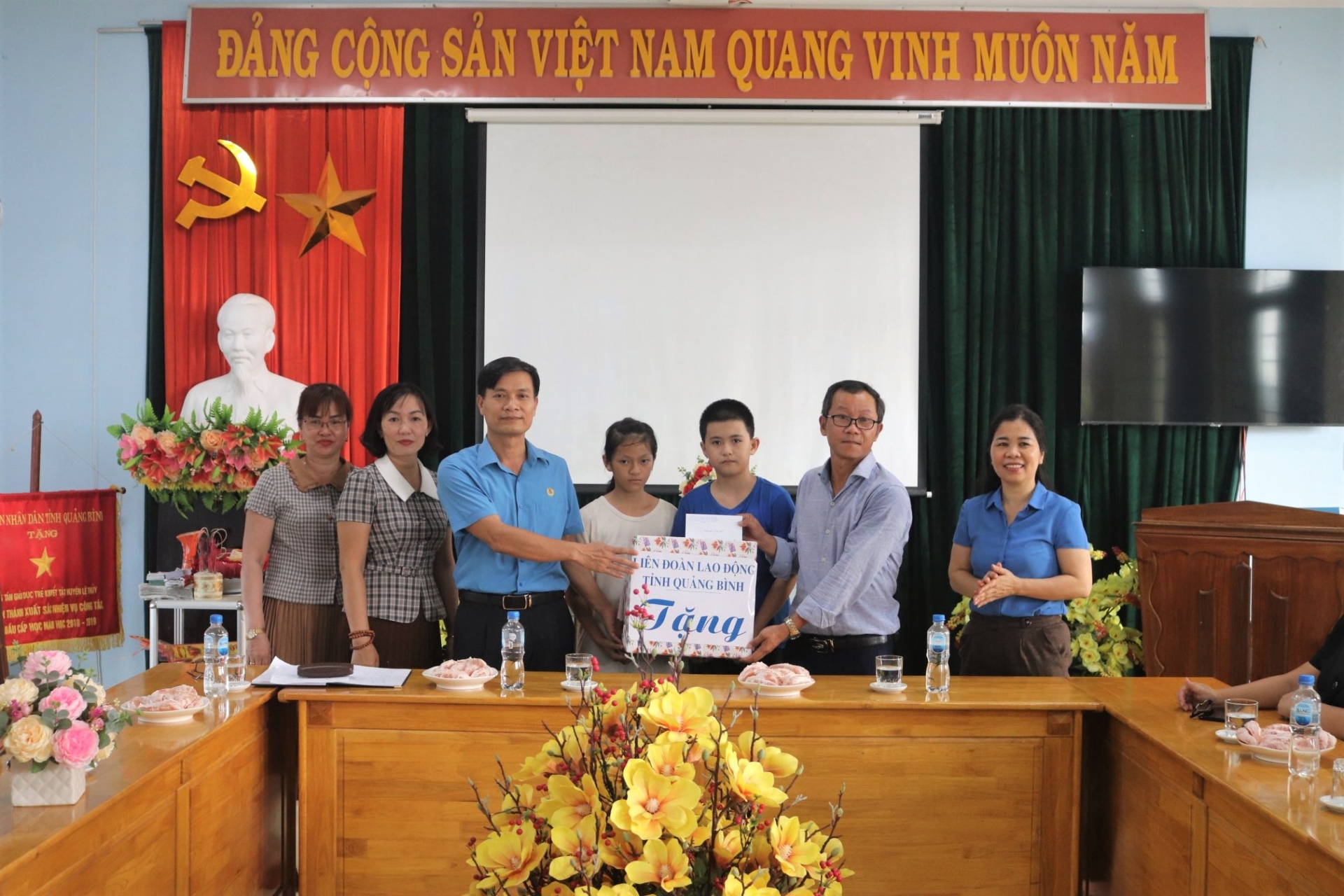 LĐLĐ tỉnh Quảng Bình: thăm hỏi, tặng quà cho trung tâm nuôi dạy trẻ khuyết tật