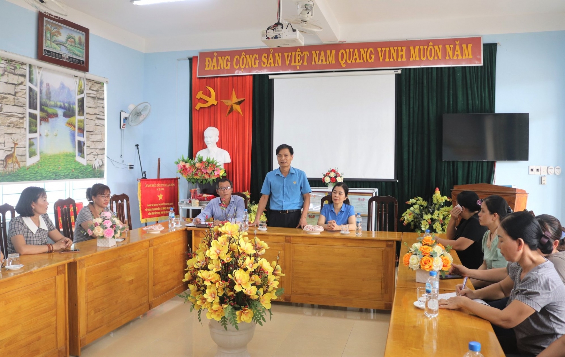 LĐLĐ tỉnh Quảng Bình: thăm hỏi, tặng quà cho trung tâm nuôi dạy trẻ khuyết tật