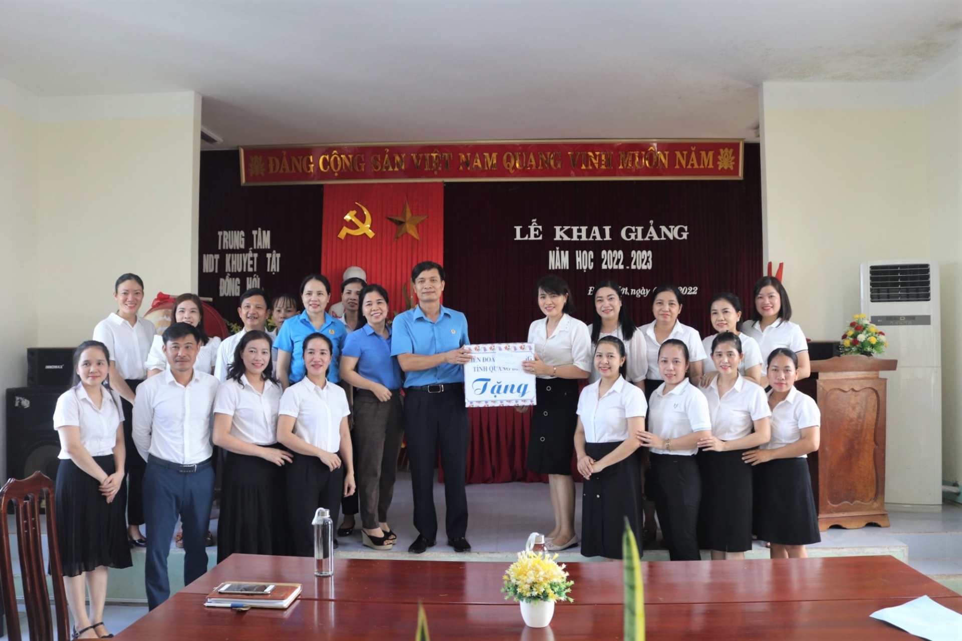 LĐLĐ tỉnh Quảng Bình: thăm hỏi, tặng quà cho trung tâm nuôi dạy trẻ khuyết tật