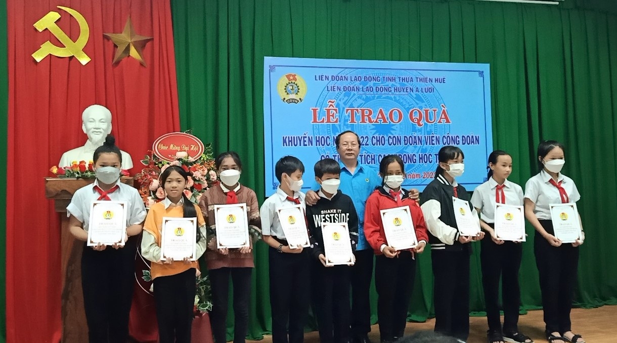 Trao tặng học bổng cho con công nhân lao động khó khăn