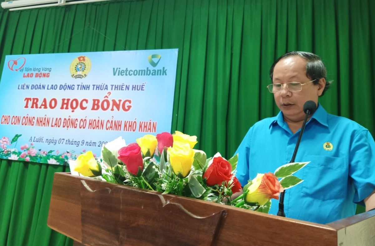 Trao tặng học bổng cho con công nhân lao động khó khăn