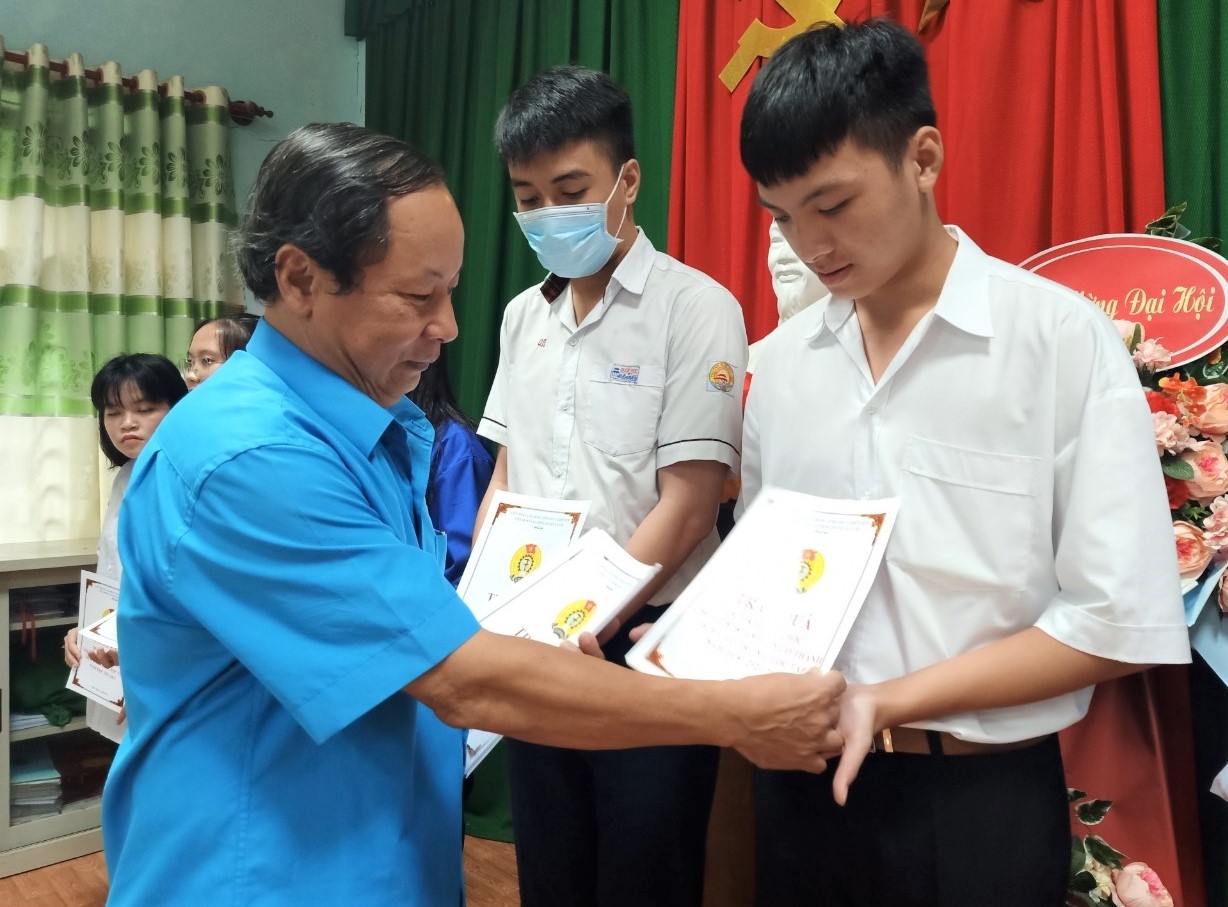 Trao tặng học bổng cho con công nhân lao động khó khăn
