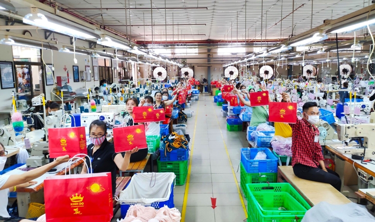 Lâm Đồng: sôi nổi và ý nghĩa hoạt động tặng quà Trung thu cho công nhân Lâm Đồng: sôi nổi và ý nghĩa hoạt động tặng quà Trung thu cho công nhân