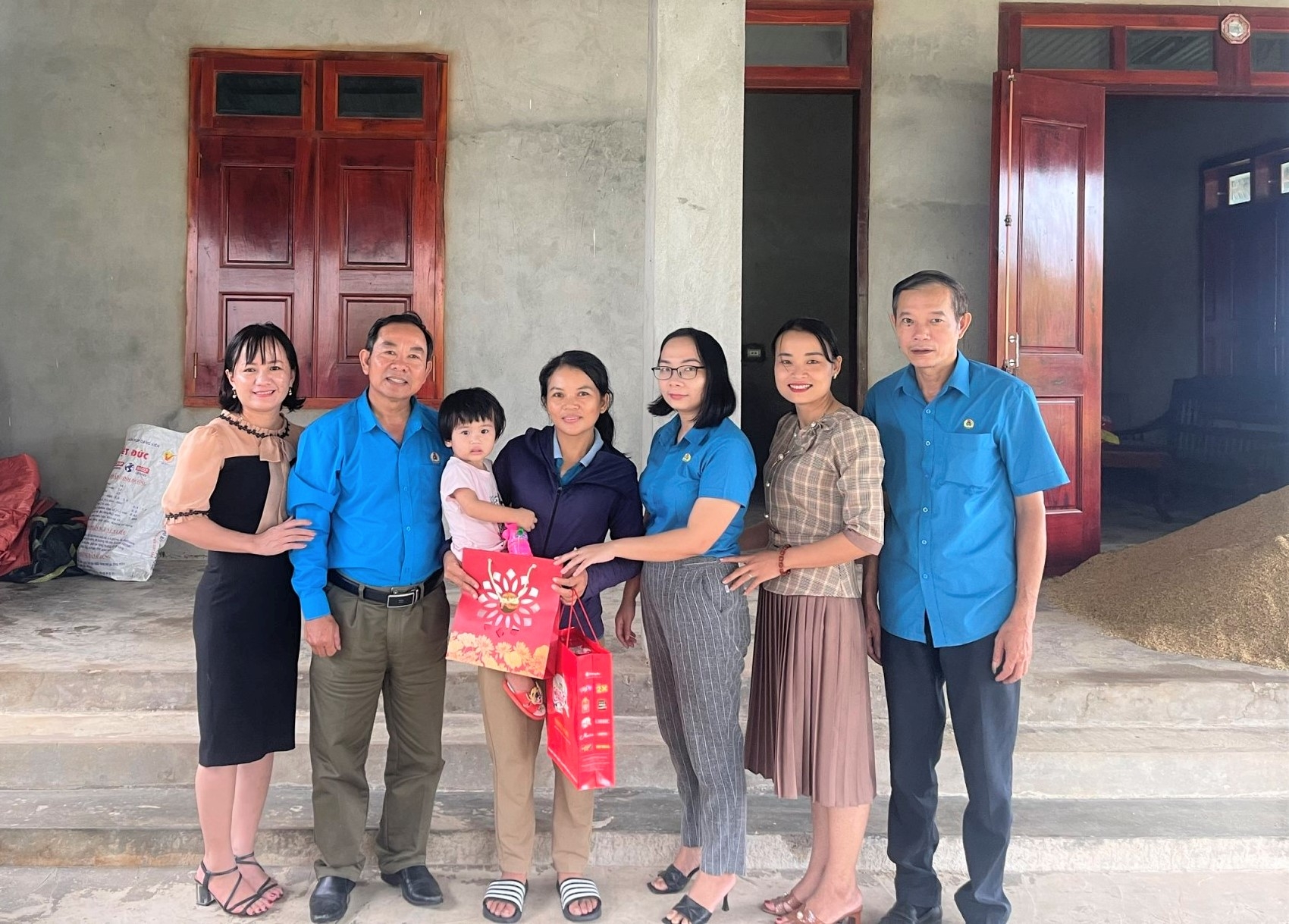 Cẩm Xuyên: Trao tặng quà Trung thu cho con đoàn viên, CNVCLĐ hoàn cảnh khó khăn Cẩm Xuyên: Trao tặng quà Trung thu cho con đoàn viên, CNVCLĐ hoàn cảnh khó khăn
