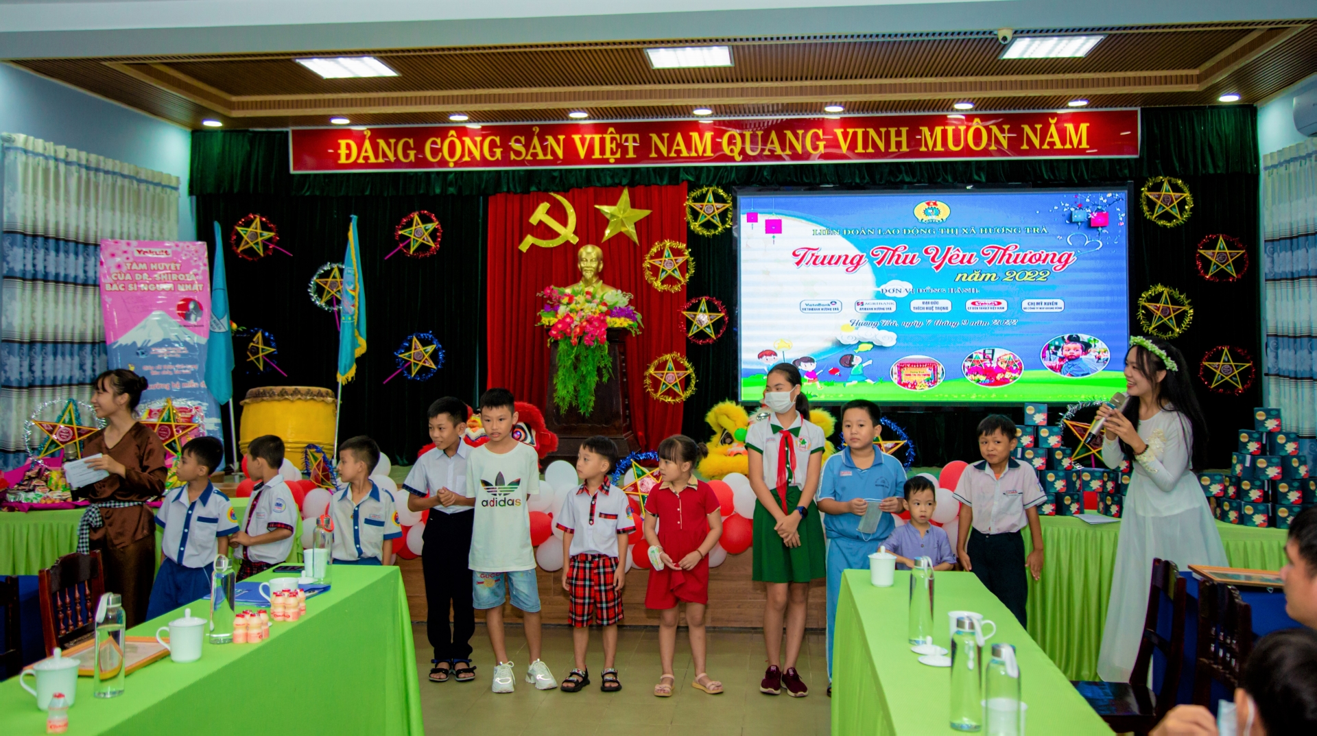 Tết Trung thu đến sớm với con công nhân lao động khó khăn Tết Trung thu đến sớm với con công nhân lao động khó khăn