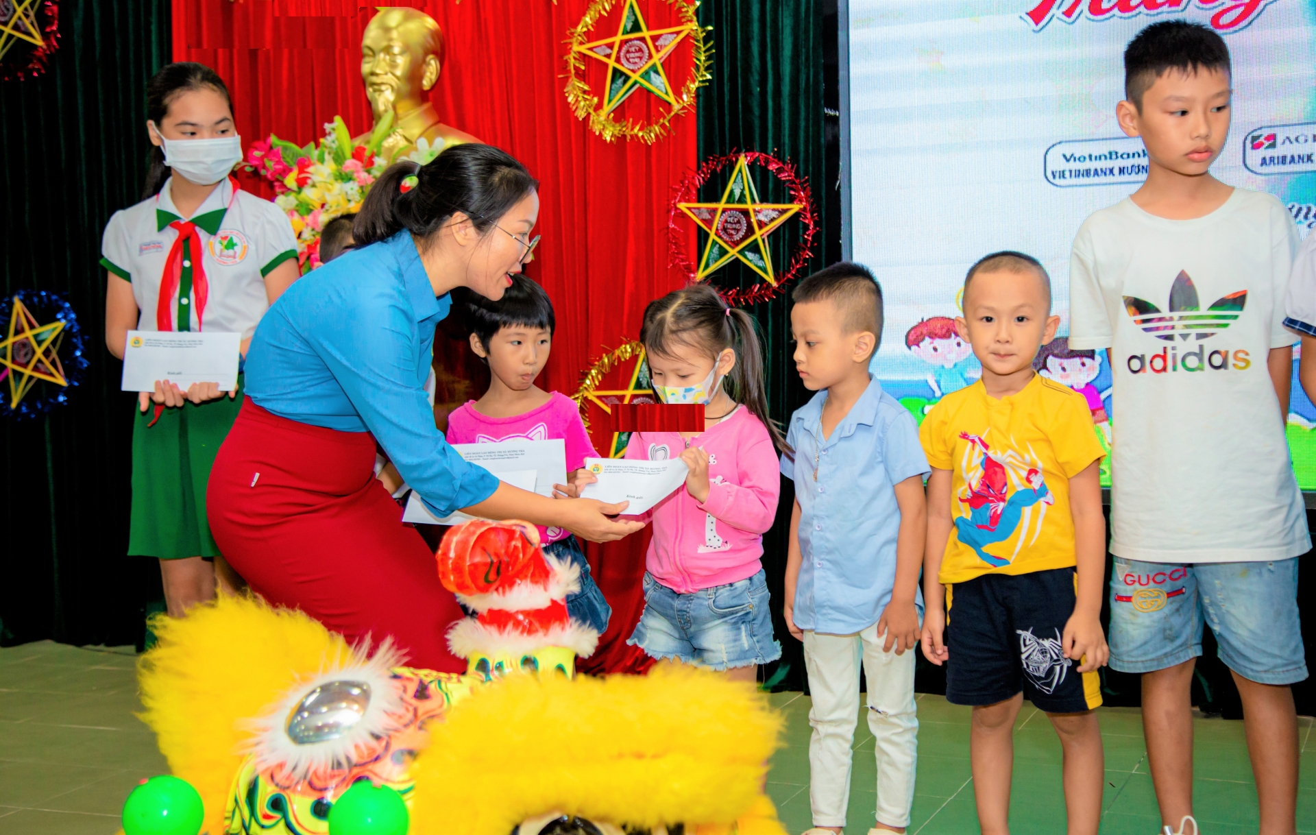 Tết Trung thu đến sớm với con công nhân lao động khó khăn Tết Trung thu đến sớm với con công nhân lao động khó khăn