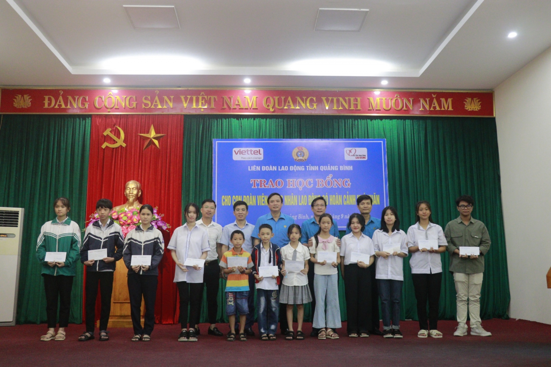 LĐLĐ tỉnh Quảng Bình trao 93 suất học bổng cho con CNLĐ có hoàn cảnh khó khăn LĐLĐ tỉnh Quảng Bình trao 93 suất học bổng cho con CNLĐ có hoàn cảnh khó khăn
