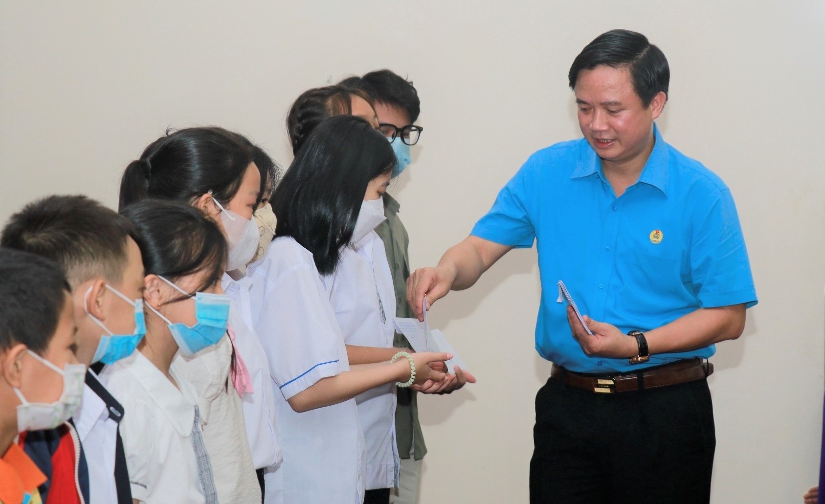 LĐLĐ tỉnh Quảng Bình trao 93 suất học bổng cho con CNLĐ có hoàn cảnh khó khăn LĐLĐ tỉnh Quảng Bình trao 93 suất học bổng cho con CNLĐ có hoàn cảnh khó khăn