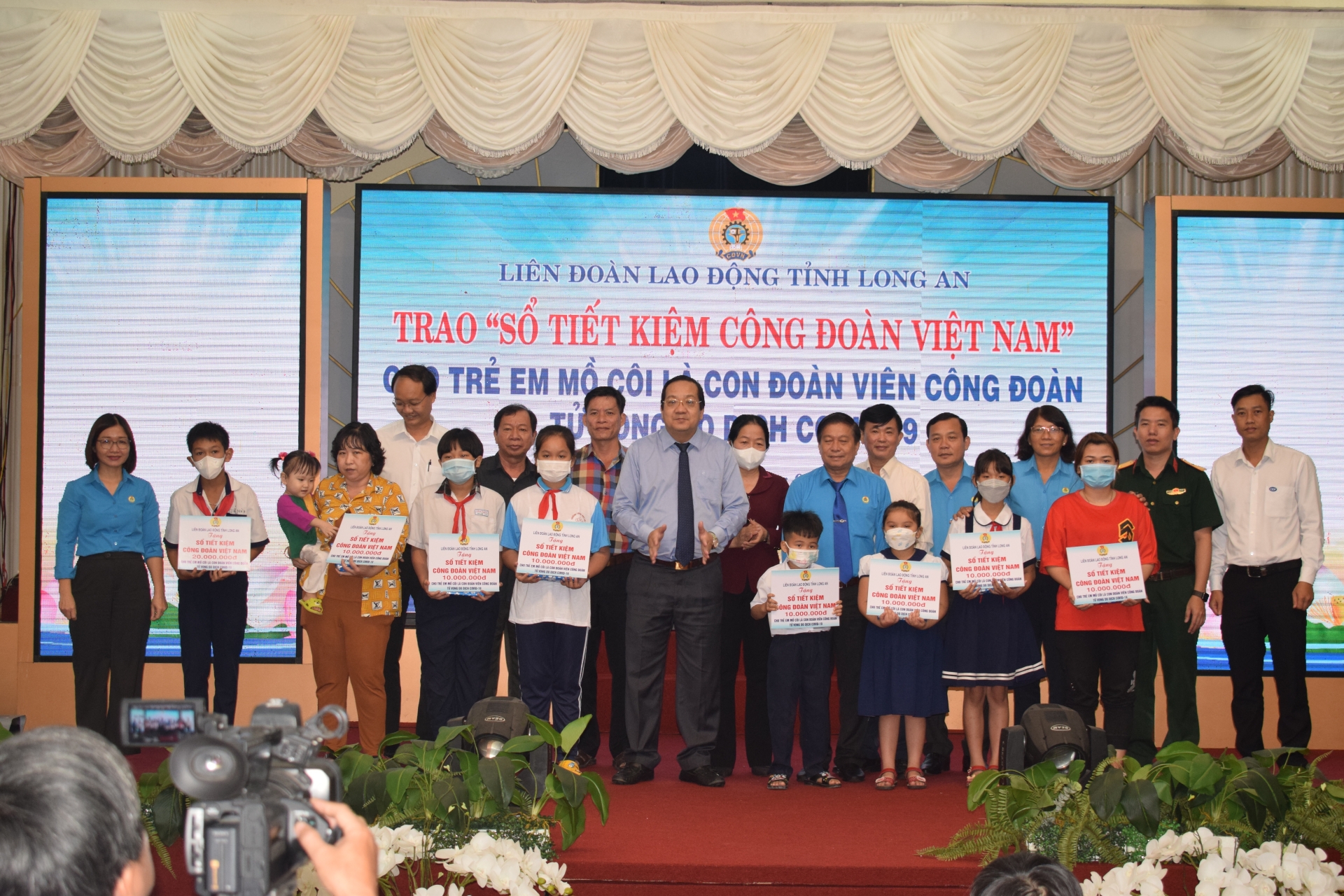 Công đoàn Long An trao học bổng cho con công nhân nghèo vượt khó Công đoàn Long An trao học bổng cho con công nhân nghèo vượt khó