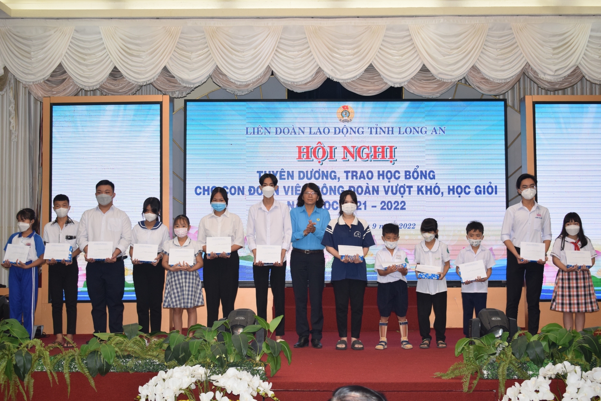 Công đoàn Long An trao học bổng cho con công nhân nghèo vượt khó Công đoàn Long An trao học bổng cho con công nhân nghèo vượt khó