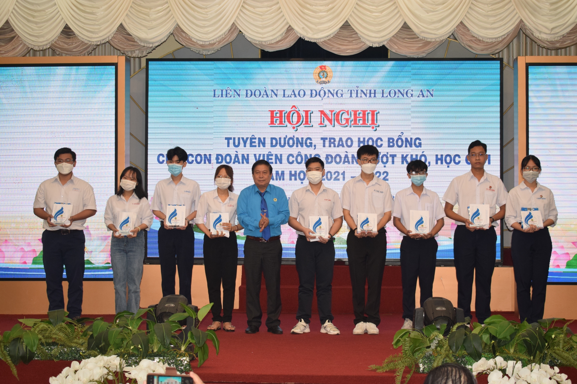 Công đoàn Long An trao học bổng cho con công nhân nghèo vượt khó Công đoàn Long An trao học bổng cho con công nhân nghèo vượt khó
