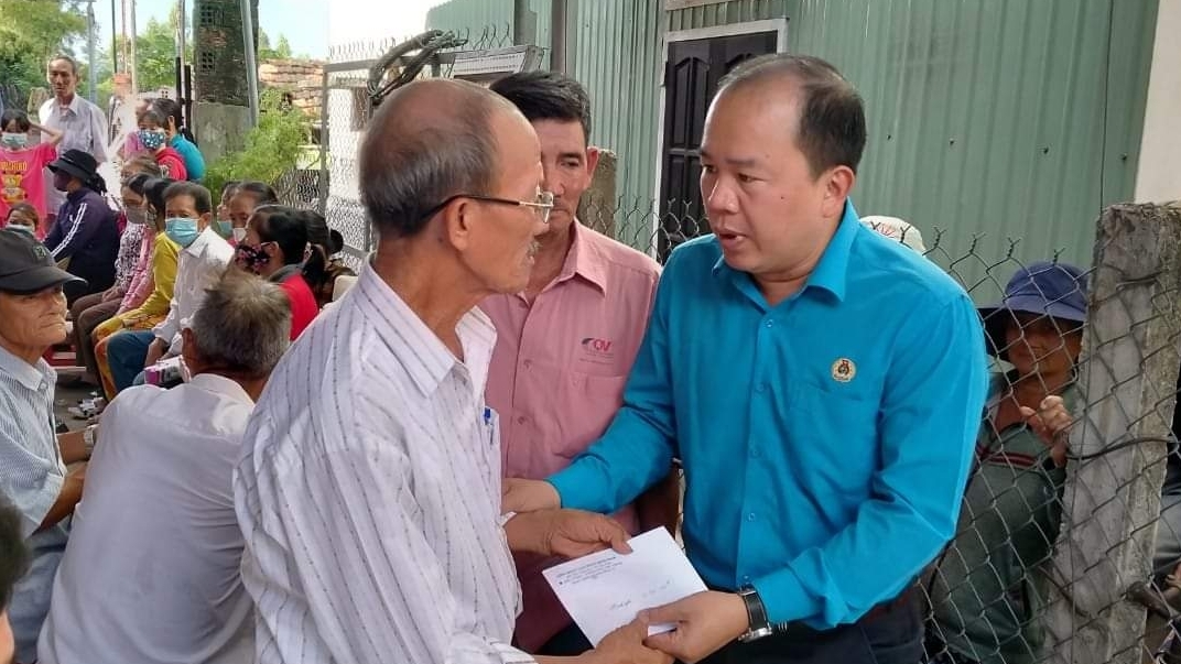 LĐLĐ Bình Định chia sẻ nỗi đau với gia đình nạn nhân vụ tai nạn sập tường nghiêm trọng