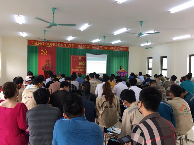 Tuyên truyền, đối thoại chế độ chính sách cho người lao động tại LĐLĐ huyện Bảo Thắng (ảnh đơn vị cung cấp) Tuyên truyền, đối thoại chế độ chính sách cho người lao động tại LĐLĐ huyện Bảo Thắng (ảnh đơn vị cung cấp)