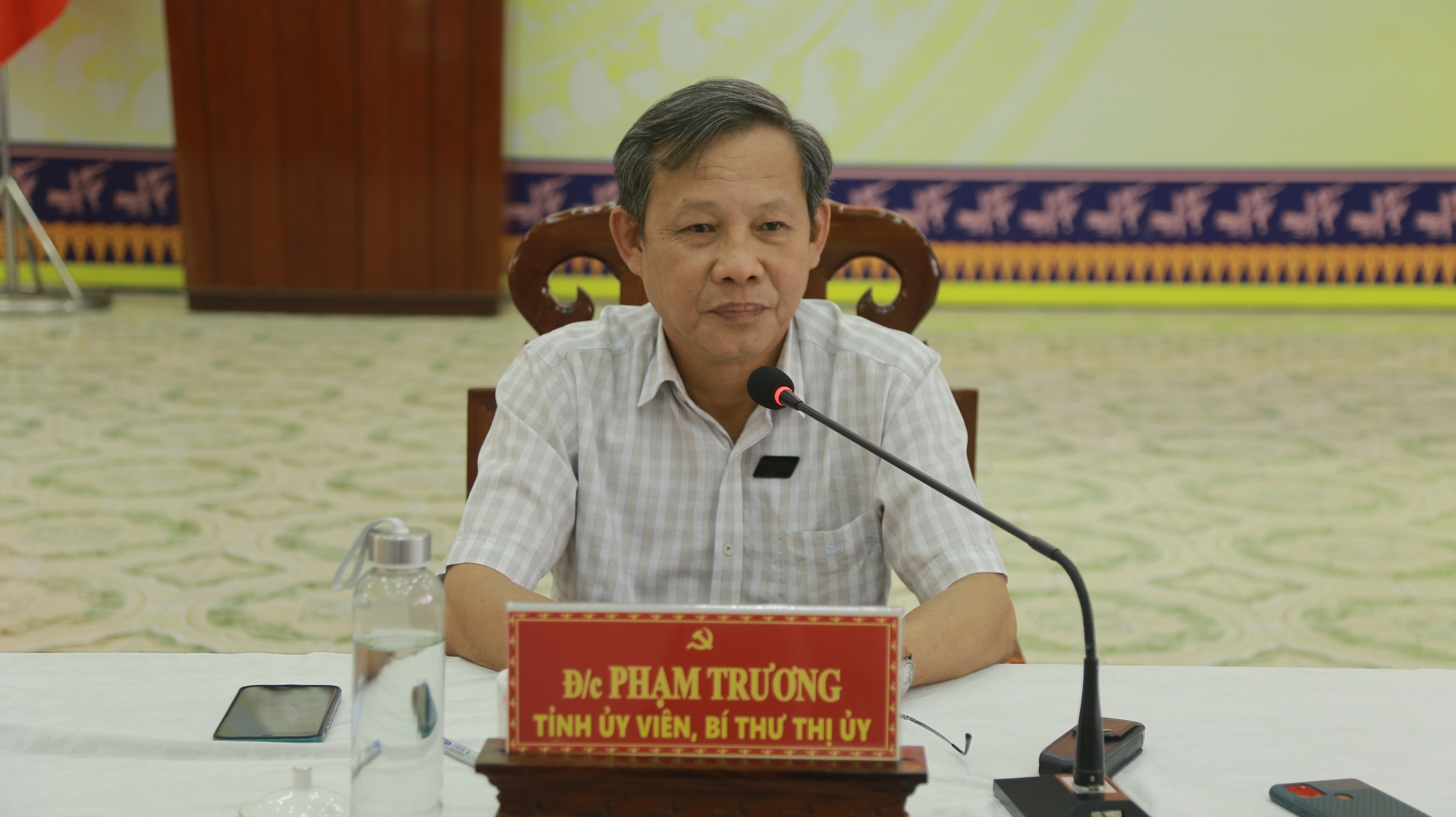 Bí thư Thị ủy Hoài Nhơn đối thoại với cán bộ công đoàn cơ sở Bí thư Thị ủy Hoài Nhơn đối thoại với cán bộ công đoàn cơ sở