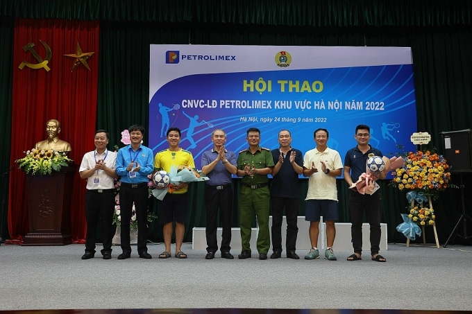 Lãnh đạo các đơn vị chụp ảnh lưu niệm