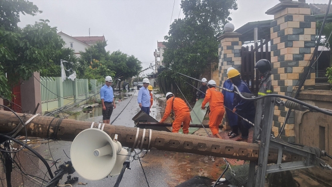 Nước lũ dâng cao sau khi bão số 4 Noru đổ bộ, chia cắt một số nơi ở Quảng Bình Nước lũ dâng cao sau khi bão số 4 Noru đổ bộ, chia cắt một số nơi ở Quảng Bình