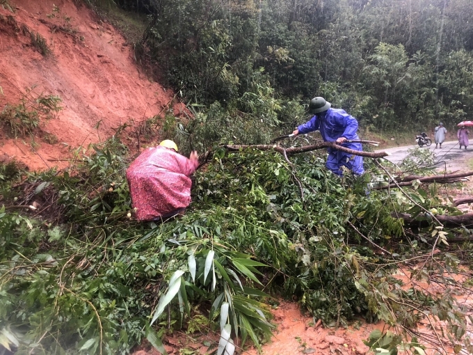Nước lũ dâng cao sau khi bão số 4 Noru đổ bộ, chia cắt một số nơi ở Quảng Bình Nước lũ dâng cao sau khi bão số 4 Noru đổ bộ, chia cắt một số nơi ở Quảng Bình