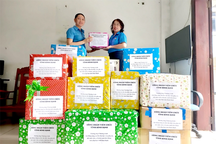 Chương trình tặng áo dài cho hội viên phụ nữ, nữ sinh có hoàn cảnh khó khăn Chương trình tặng áo dài cho hội viên phụ nữ, nữ sinh có hoàn cảnh khó khăn