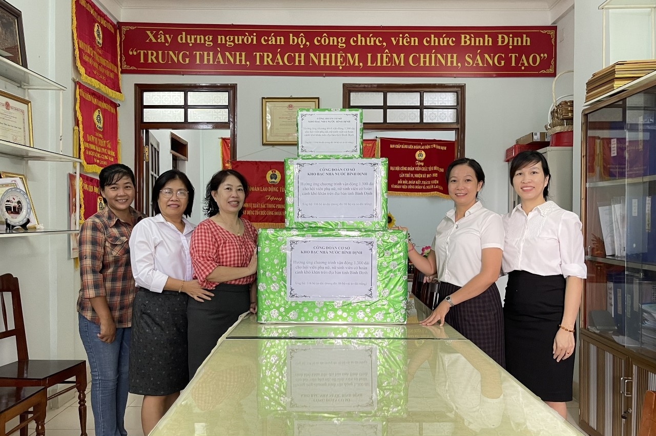 CĐVC tỉnh Bình Định vận động, ủng hộ áo dài cho phụ nữ, nữ sinh khó khăn CĐVC tỉnh Bình Định vận động, ủng hộ áo dài cho phụ nữ, nữ sinh khó khăn