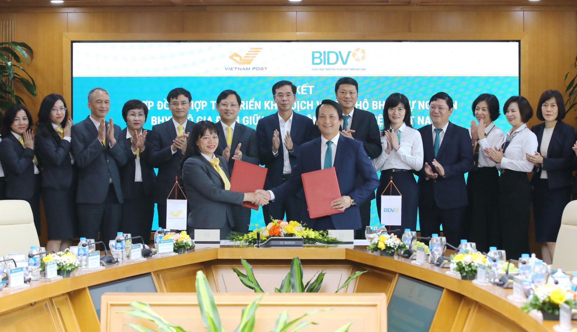 Ông Trần Long – Phó Tổng Giám đốc BIDV và bà Chu Thị Lan Hương – Phó Tổng Giám đốc Vietnam Post, đại diện hai bên ký kết hợp đồng Ông Trần Long – Phó Tổng Giám đốc BIDV và bà Chu Thị Lan Hương – Phó Tổng Giám đốc Vietnam Post, đại diện hai bên ký kết hợp đồng