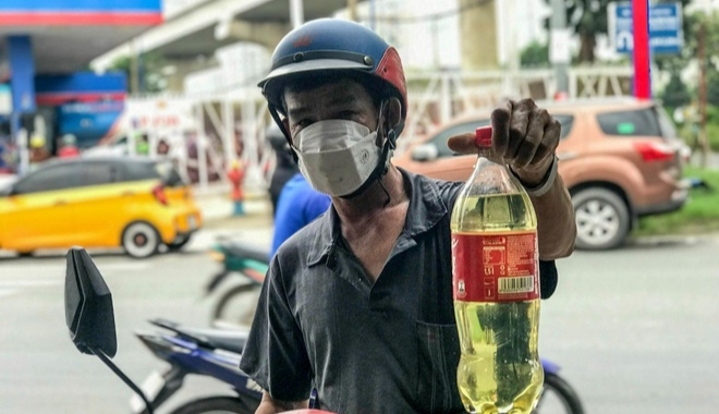 Đừng vô cảm với nỗi khổ tìm xăng của người lao động