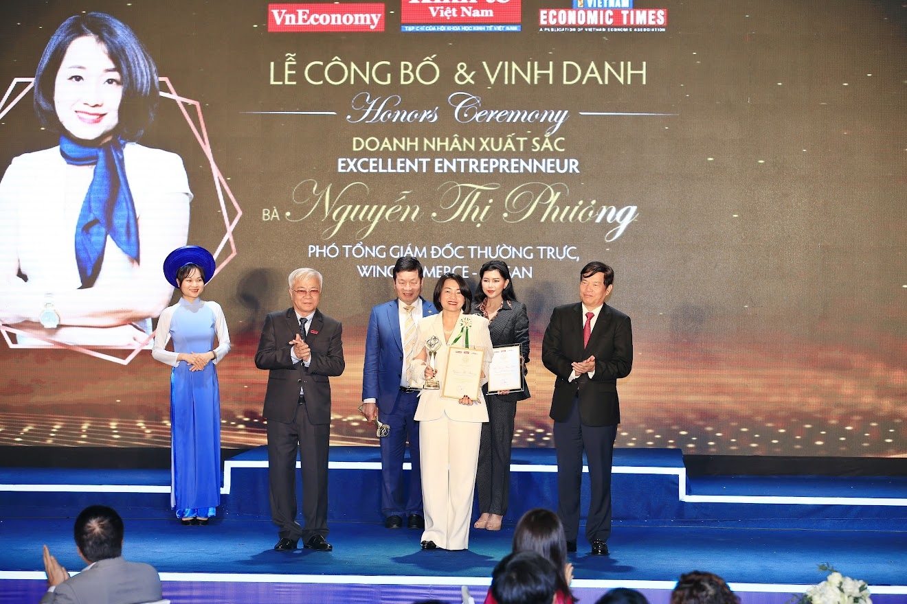 Bà Nguyễn Thị Phương - Phó TGĐ Thường trực WinCommerce được vinh danh trong Top 8 Doanh nhân Xuất sắc Bà Nguyễn Thị Phương - Phó TGĐ Thường trực WinCommerce được vinh danh trong Top 8 Doanh nhân Xuất sắc