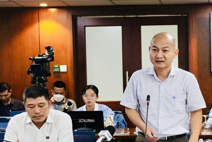 Bộ trưởng vi hành và bình xăng còn nửa