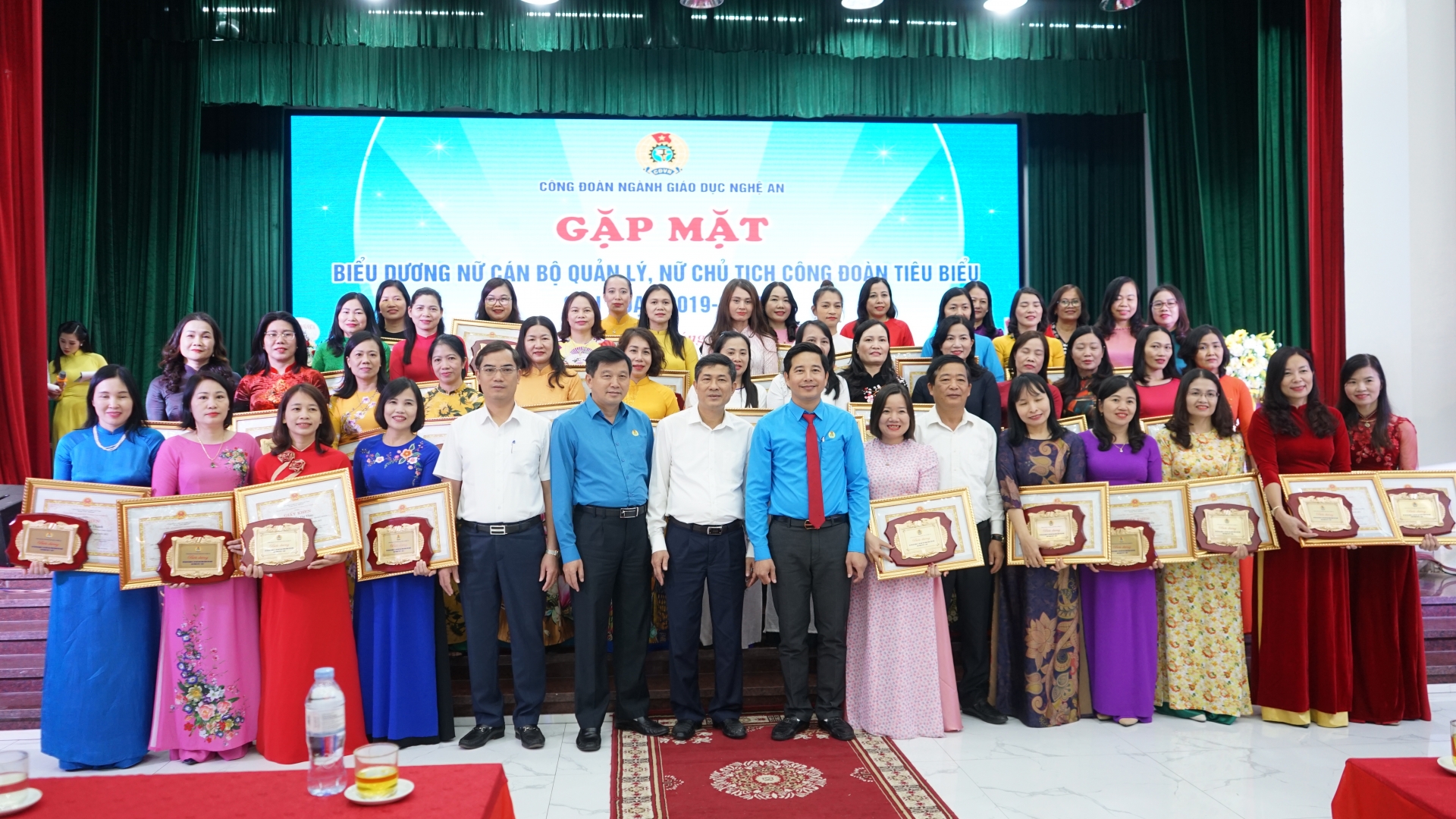 Nghệ An: Tổ chức gặp mặt nữ cán bộ quản lý, chủ tịch công đoàn tiêu biểu Nghệ An: Tổ chức gặp mặt nữ cán bộ quản lý, chủ tịch công đoàn tiêu biểu