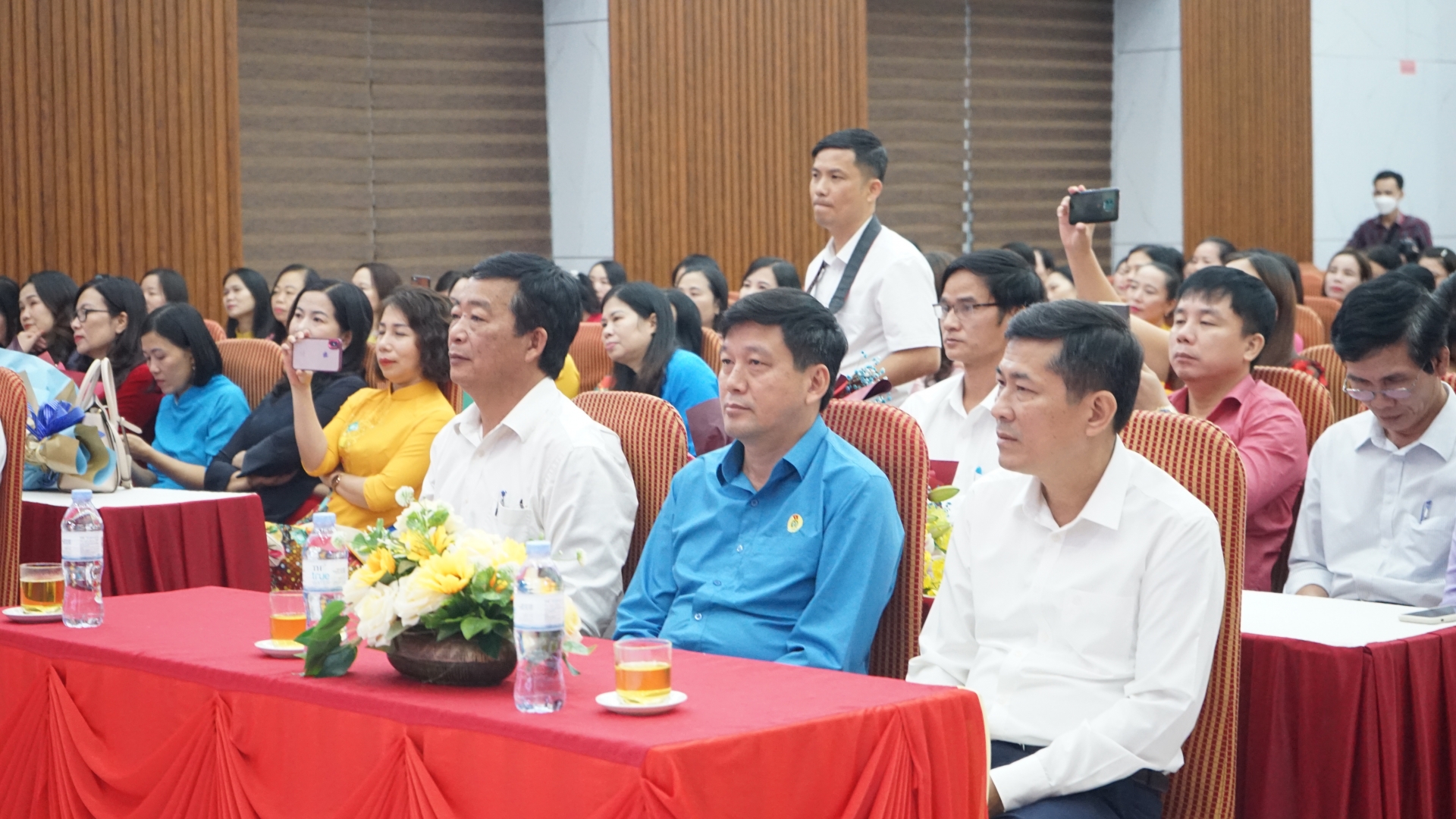 Nghệ An: Tổ chức gặp mặt nữ cán bộ quản lý, chủ tịch công đoàn tiêu biểu Nghệ An: Tổ chức gặp mặt nữ cán bộ quản lý, chủ tịch công đoàn tiêu biểu