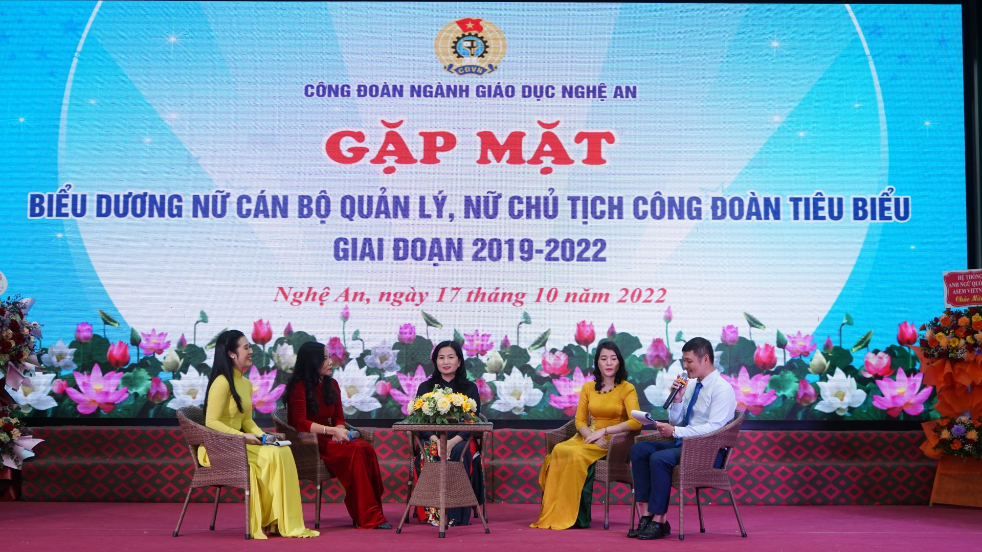 Nghệ An: Tổ chức gặp mặt nữ cán bộ quản lý, chủ tịch công đoàn tiêu biểu Nghệ An: Tổ chức gặp mặt nữ cán bộ quản lý, chủ tịch công đoàn tiêu biểu