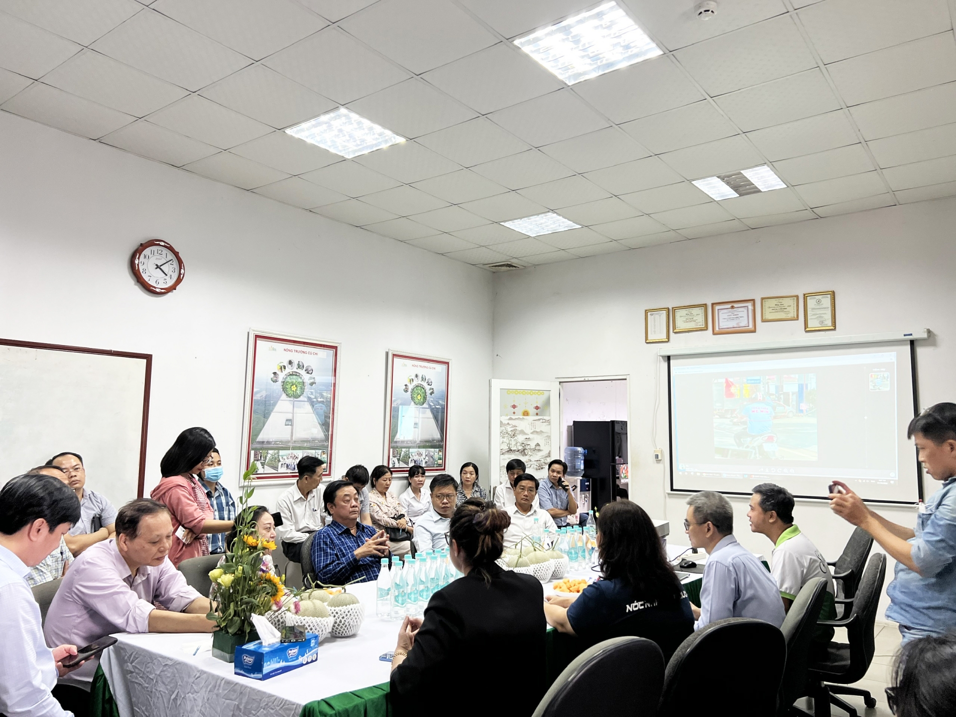 Bộ trưởng Bộ Nông nghiệp và Phát triển Nông thôn thăm nông trường WinEco Củ Chi