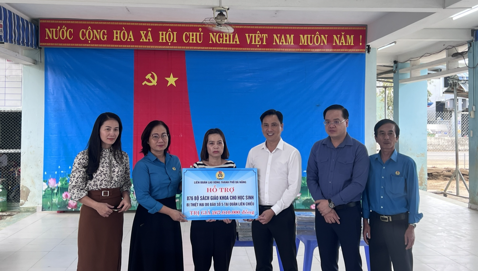 LĐLĐ TP Đà Nẵng: Trao 3.495 bộ sách giáo khoa, trị giá hơn 1,1 tỷ đồng cho học sinh. LĐLĐ TP Đà Nẵng: Trao 3.495 bộ sách giáo khoa, trị giá hơn 1,1 tỷ đồng cho học sinh.