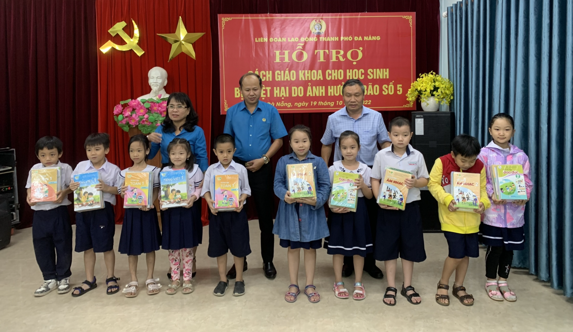 LĐLĐ TP Đà Nẵng: Trao 3.495 bộ sách giáo khoa, trị giá hơn 1,1 tỷ đồng cho học sinh. LĐLĐ TP Đà Nẵng: Trao 3.495 bộ sách giáo khoa, trị giá hơn 1,1 tỷ đồng cho học sinh.