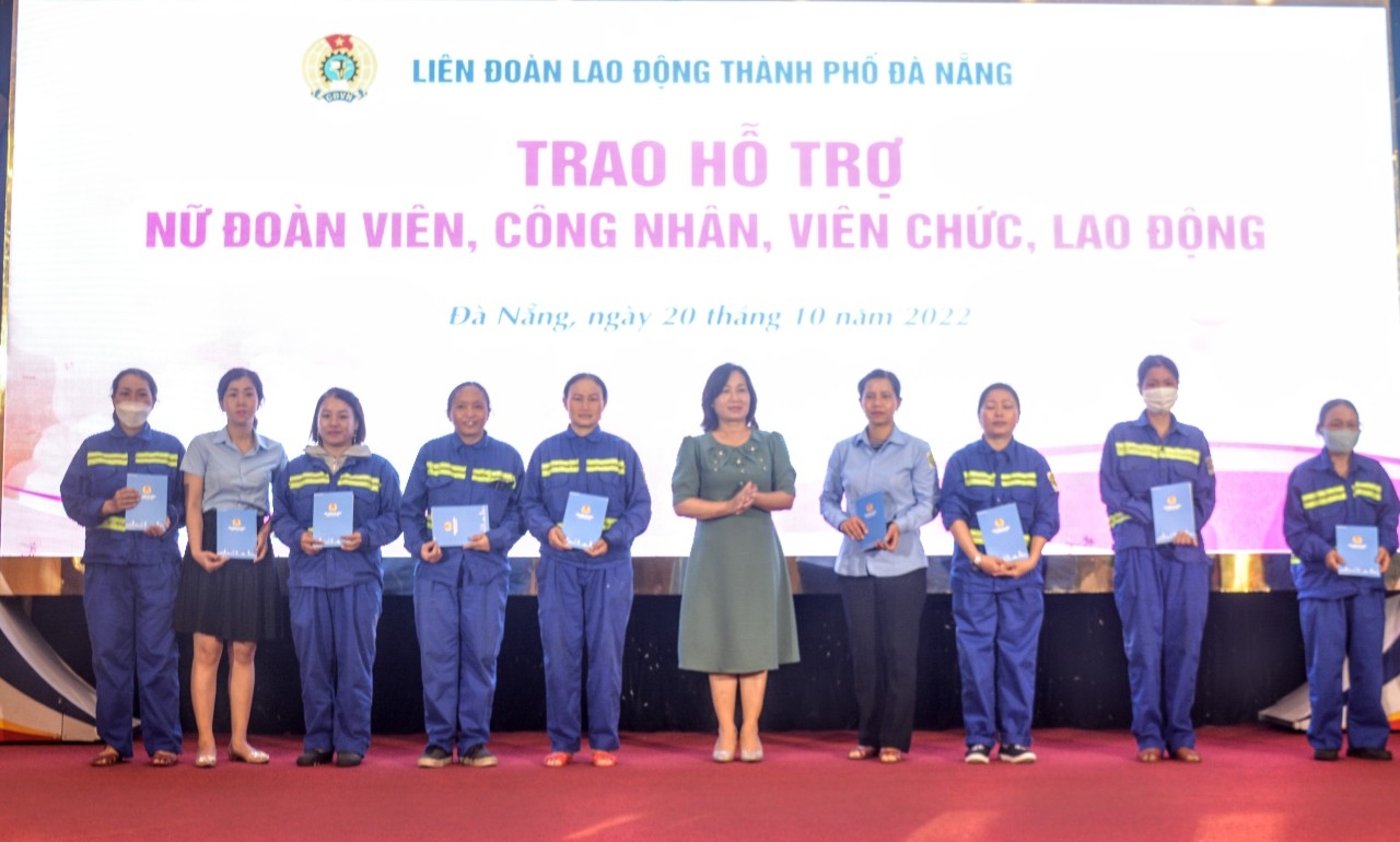 Đà Nẵng: Trao tặng 1.100 suất quà đến nữ đoàn viên, CNVCLĐ khó khăn nhân dịp 20/10