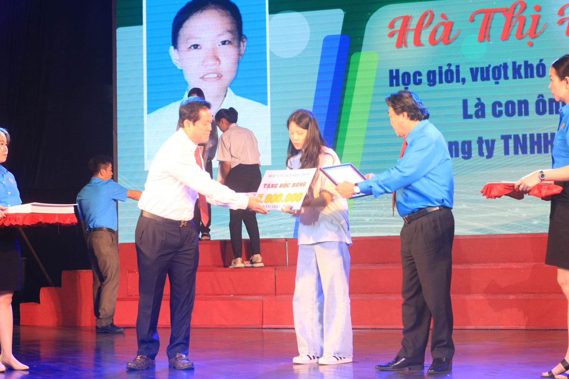 600 học sinh, sinh viên nhận học bổng từ Tập đoàn Cao su Việt Nam