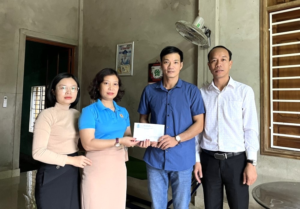 Công đoàn cơ quan LĐLĐ tỉnh Quảng Trị nhận đỡ đầu 2 con công nhân lao động khó khăn