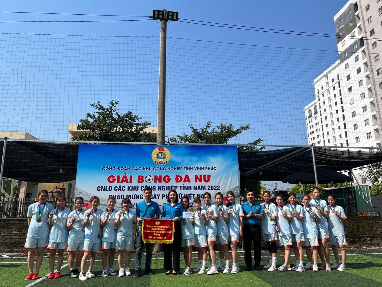 Trao giải bóng đá nữ công nhân các Khu công nghiệp tỉnh Vĩnh Phúc Trao giải bóng đá nữ công nhân các Khu công nghiệp tỉnh Vĩnh Phúc