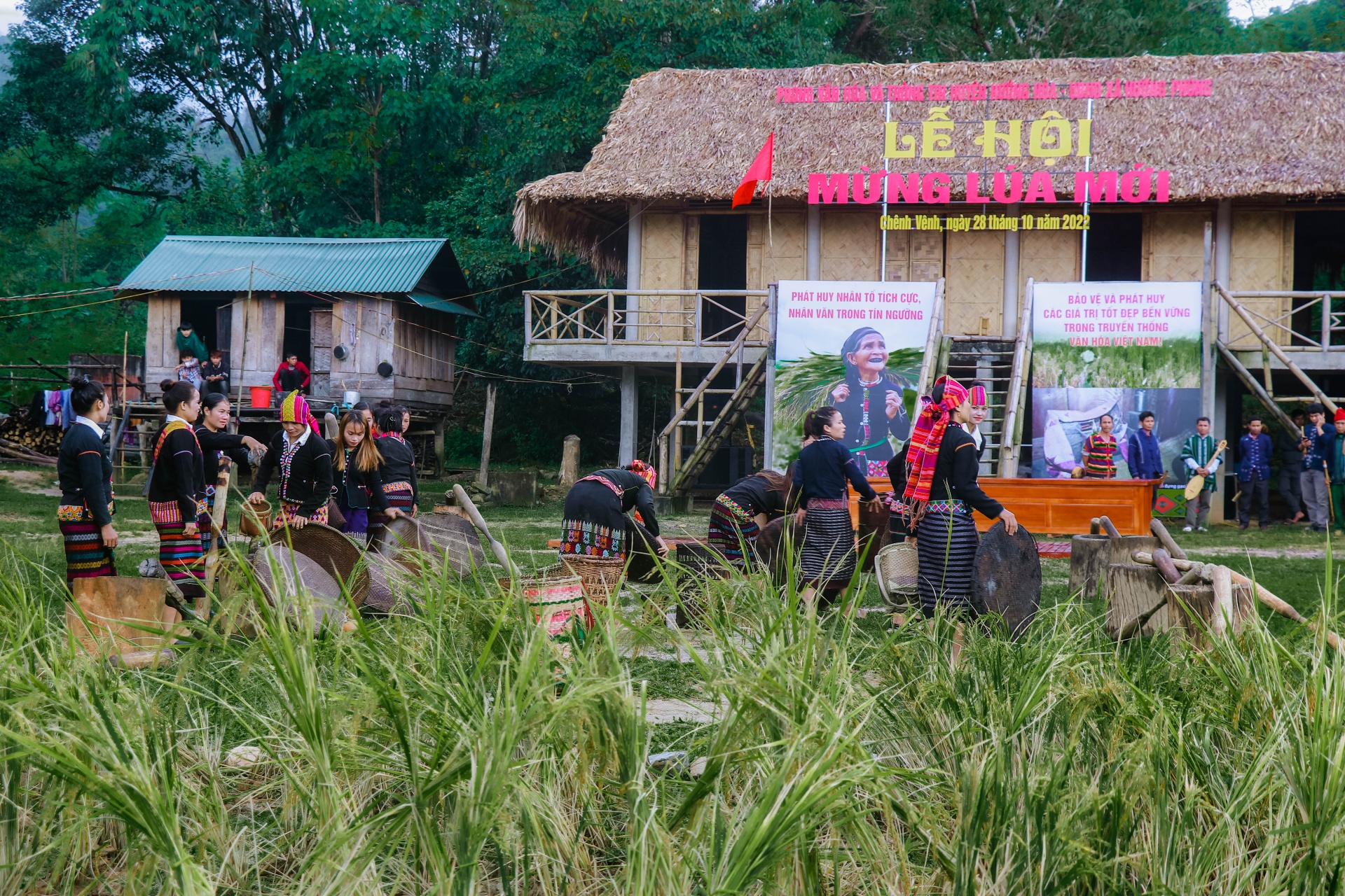 Tái hiện lễ hội Mừng lúa mới của đồng bào dân tộc Vân Kiều Tái hiện lễ hội Mừng lúa mới của đồng bào dân tộc Vân Kiều