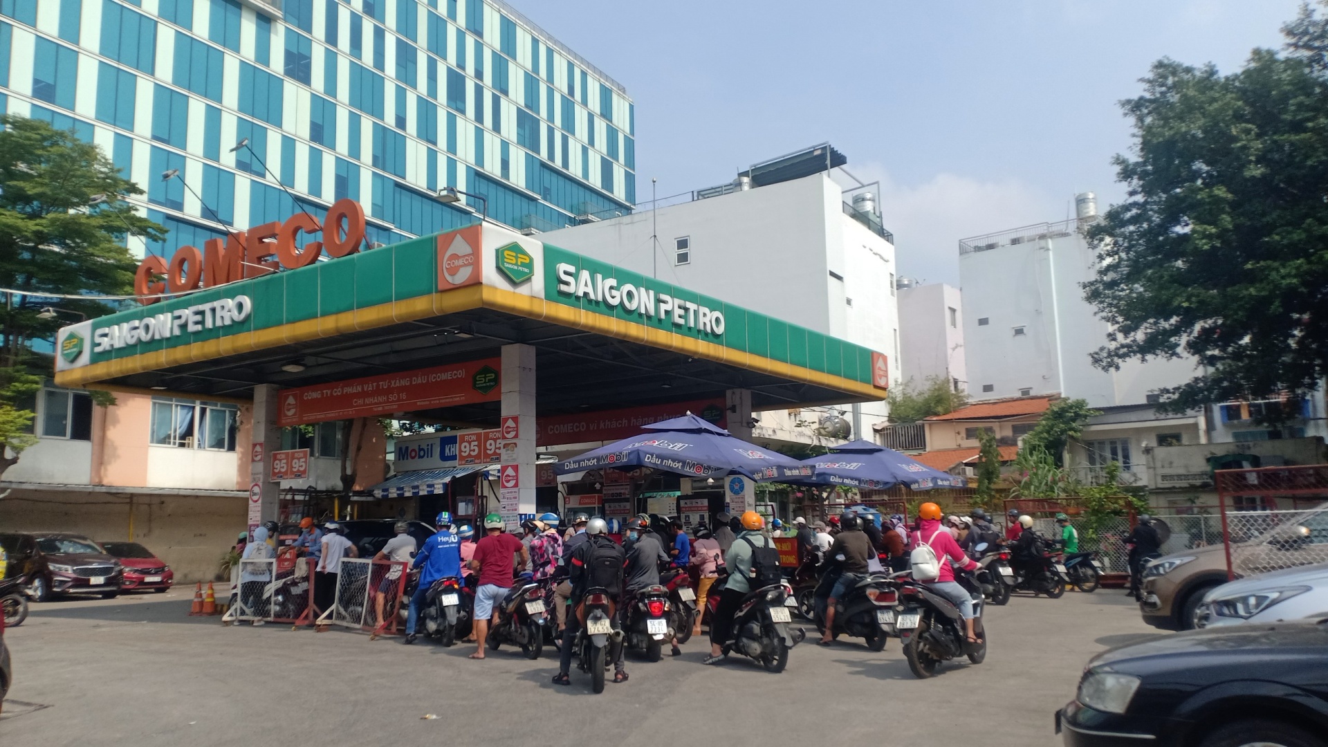 Doanh nghiệp, người lao động “chật vật” vì nghẽn chuỗi cung ứng xăng dầu Doanh nghiệp, người lao động “chật vật” vì nghẽn chuỗi cung ứng xăng dầu
