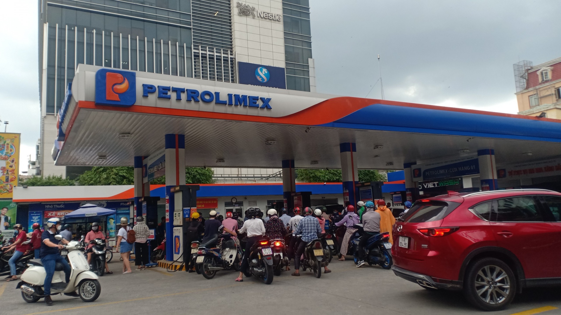 Doanh nghiệp, người lao động “chật vật” vì nghẽn chuỗi cung ứng xăng dầu Doanh nghiệp, người lao động “chật vật” vì nghẽn chuỗi cung ứng xăng dầu