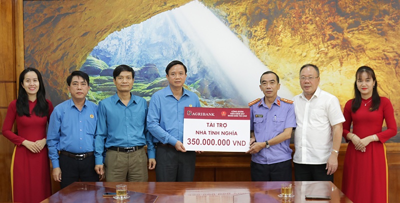 LĐLĐ tỉnh Quảng Bình trao hỗ trợ xây dựng nhà tình nghĩa cho gia đình chính sách