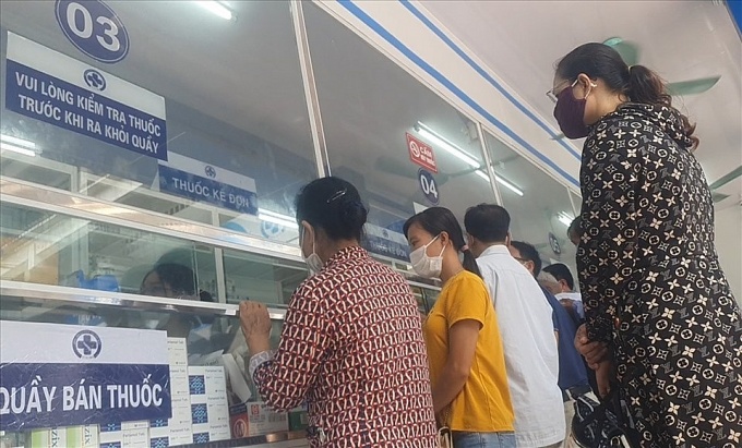 Thức đêm đợi xăng và nằm viện chờ thuốc