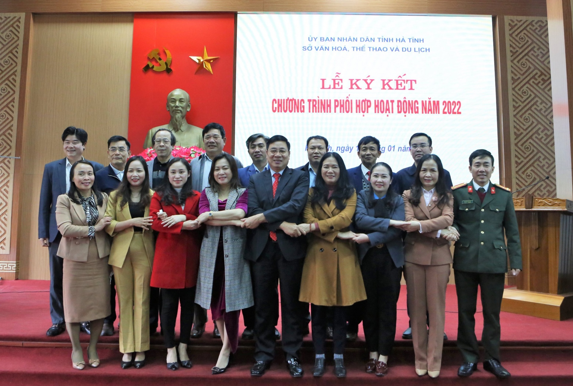 Chủ động triển khai phong trào xây dựng cơ quan, đơn vị, doanh nghiệp đạt chuẩn văn hóa Chủ động triển khai phong trào xây dựng cơ quan, đơn vị, doanh nghiệp đạt chuẩn văn hóa