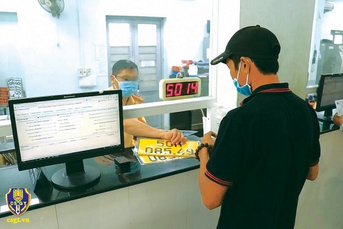 Bỏ số xấu tại nghị trường, người dân nóng sốt thiếu thuốc, thiếu xăng...