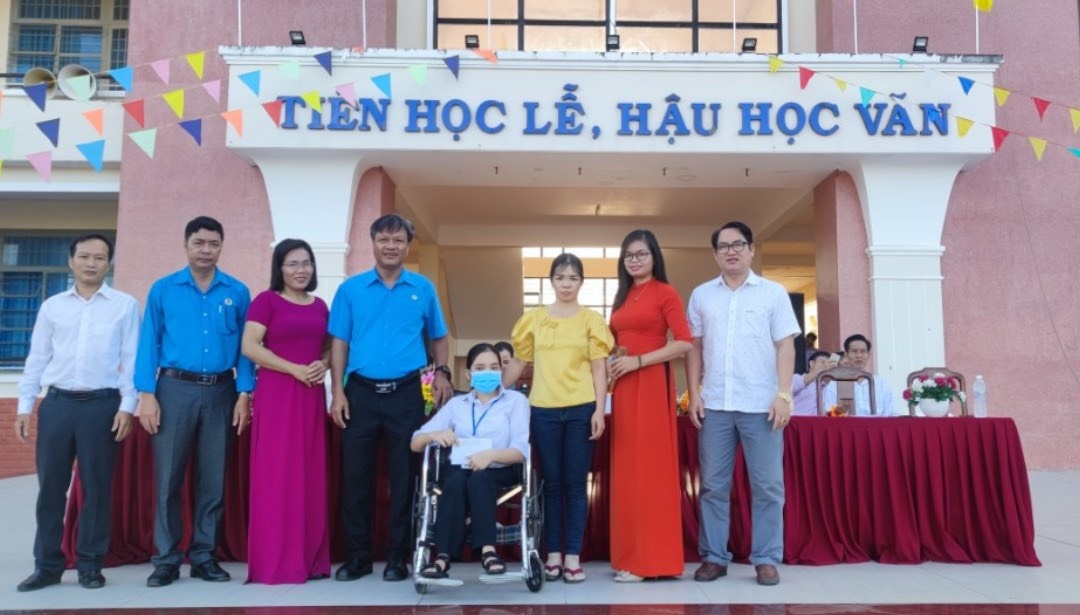 Tạp chí Lao động và Công đoàn trao hỗ trợ 10 triệu đồng cho học sinh khuyết tật ở Bình Phước
