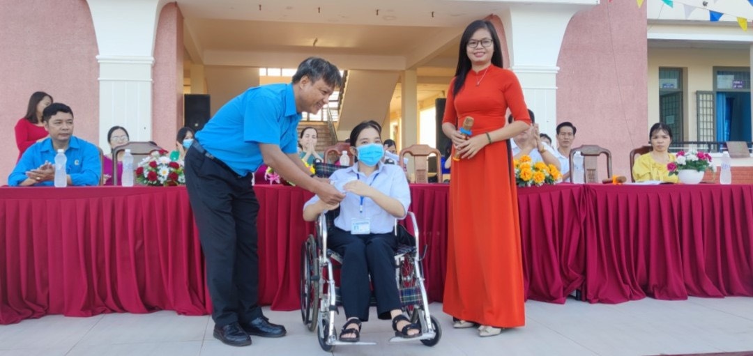 Tạp chí Lao động và Công đoàn trao hỗ trợ 10 triệu đồng cho học sinh khuyết tật ở Bình Phước